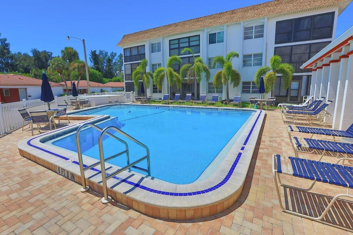 Updated Condo With Pool, Walk To Crescent Beach & Restaurants! 萨拉索塔 外观 照片