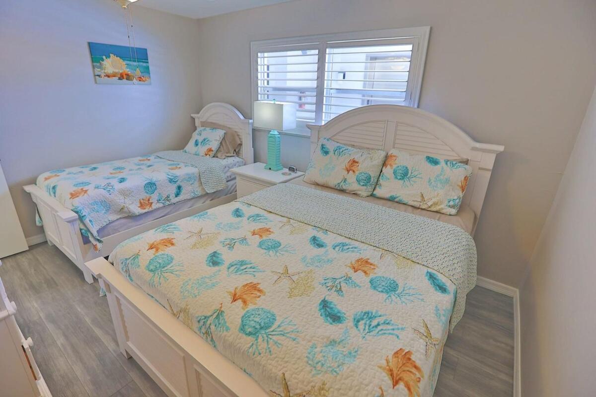 Updated Condo With Pool, Walk To Crescent Beach & Restaurants! 萨拉索塔 外观 照片
