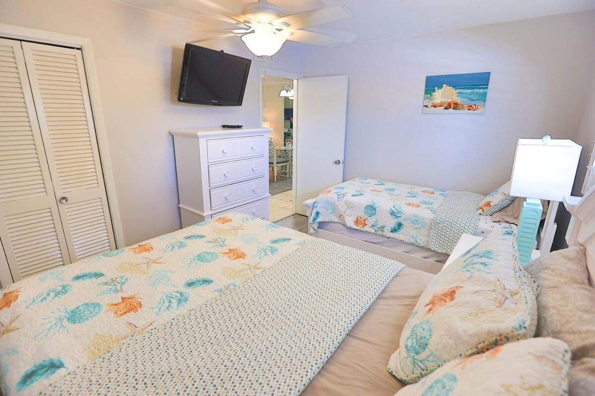 Updated Condo With Pool, Walk To Crescent Beach & Restaurants! 萨拉索塔 外观 照片